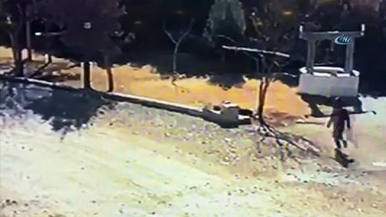 Üzerine aydınlatma direği devrilen minik kızı arkadaşları böyle kurtardı