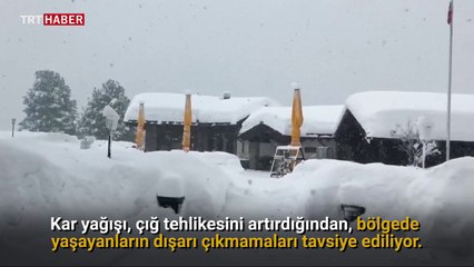 Ünlü kayak merkezinde 13 bin turist mahsur kaldı