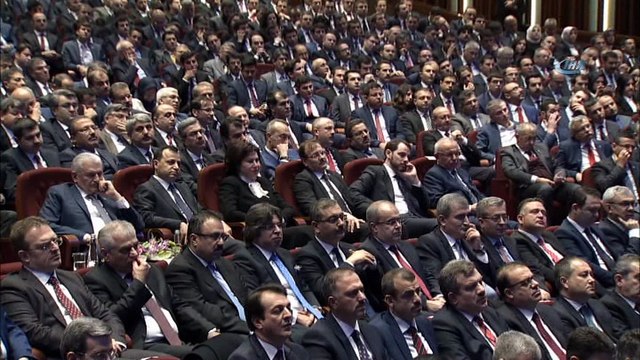 Cumhurbaşkanı Erdoğan: 'Kağıt üzerinde kalan kanunların ne anlama geldiğini en iyi siz hukukçularımız bilirsiniz. Ülkemizde uzun dönem kağıt üzerinde hukuk dönemi yaşanmıştır. Geciken adalet, adalet değildir. Onun için de imkan bulduğum