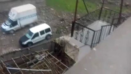 Çatıya Saç Takan İşçi, Yürekleri Ağza Getirdi...o Anlar Kamerada