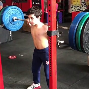 Cet adolescent porte 90kgs d'haltères sur les épaules