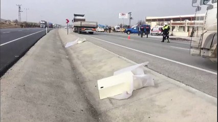 Otomobil yoldan çıkarak duvara çarptı: 3 ölü - KONYA