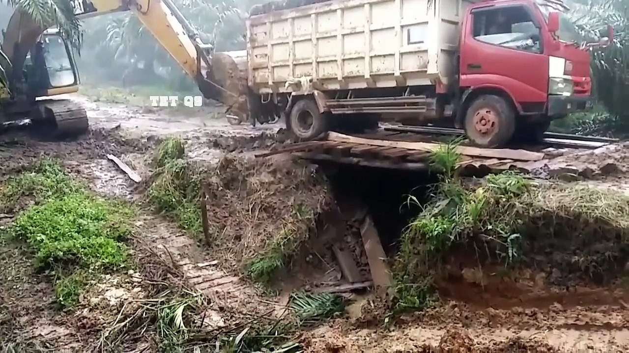 114.Awesome Overloaded Truck Fails & Recovery