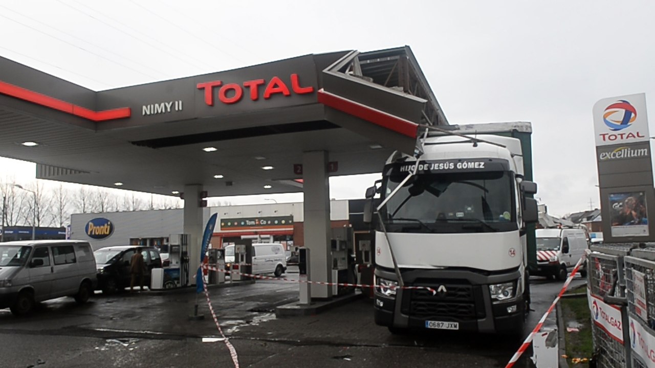 A Nimy un camion soulève le toit de la station essence.Vidéo Eric Ghislain
