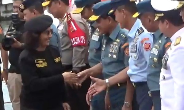 Menteri Susi Terima Brevet Kehormatan Hiu Kencana