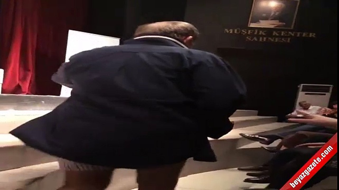 Ali Poyrazoğlu, pantolonunu indirdi