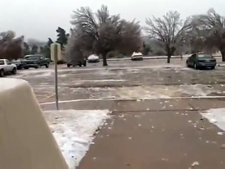 Des blocs de glace énormes tombent de 500 mètres de haut depuis une tour