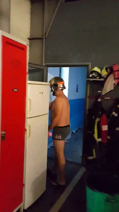 Un pompier se douche sous les fuites d’eau pour dénoncer la vétusté de sa caserne à Nîmes