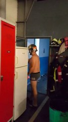 Un pompier se douche sous les fuites d’eau pour dénoncer la vétusté de sa caserne à Nîmes