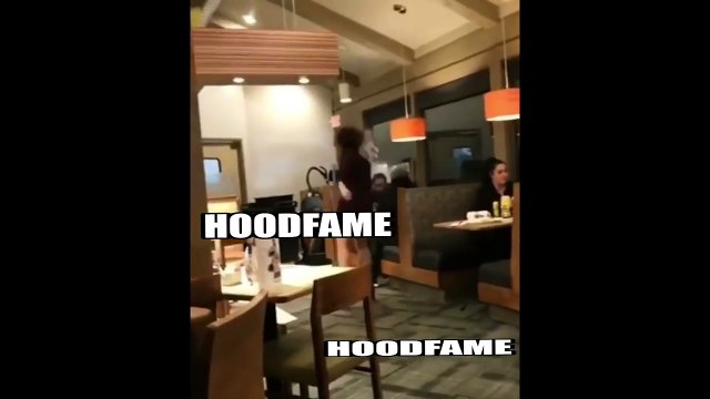 Une serveuse balance un verre d’eau sur un client et reçoit un pot de moutarde dans la tête