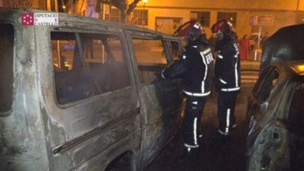Investigan el incendio de madrugada de ocho vehículos aparcados en Burriana
