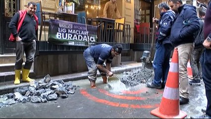 - Beyoğlu’nda 17 yıllık sinemayı su bastı, esnaf isyan etti- Üst katta film izleyen seyirciler tahliye edildi- Sinemanın sahibi 200 bin liralık zararı olduğunu söyledi
