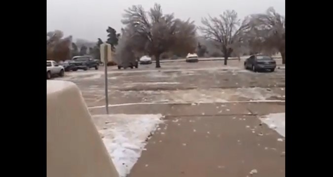 Des blocs de glace géants tombent du ciel.