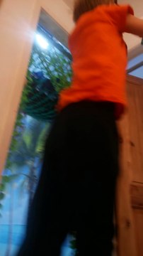 Ce garçon se sert d'un mur d'escalade installé dans les escaliers pour aller dans sa chambre !