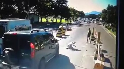 Ce pieton se prend un cycliste en pleine face... Douloureux!