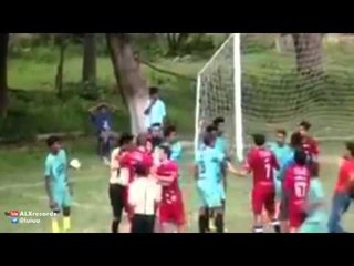 Criminal Kung Fu flying kick from a football player in Bangalore to revange on opponent