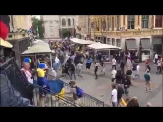 Descargar video: German hooligan attack ukrainian fans at Lille (Euro 2016) HD