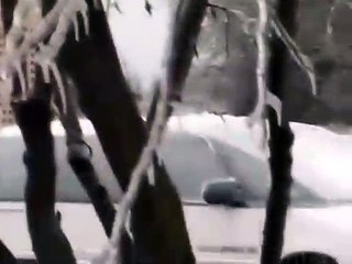 États-Unis : Des grand blocs de glace tombent d'une tour de télévision !