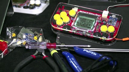 Una consola de juegos para armar enseña electrónica a los niños