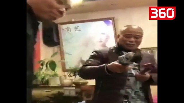 Ja kush është berberi më I veçantë në botë, të qeth me… (360video)