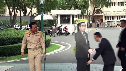 Pour éviter les questions des journalistes, le Premier ministre thaïlandais sort un double de lui en carton