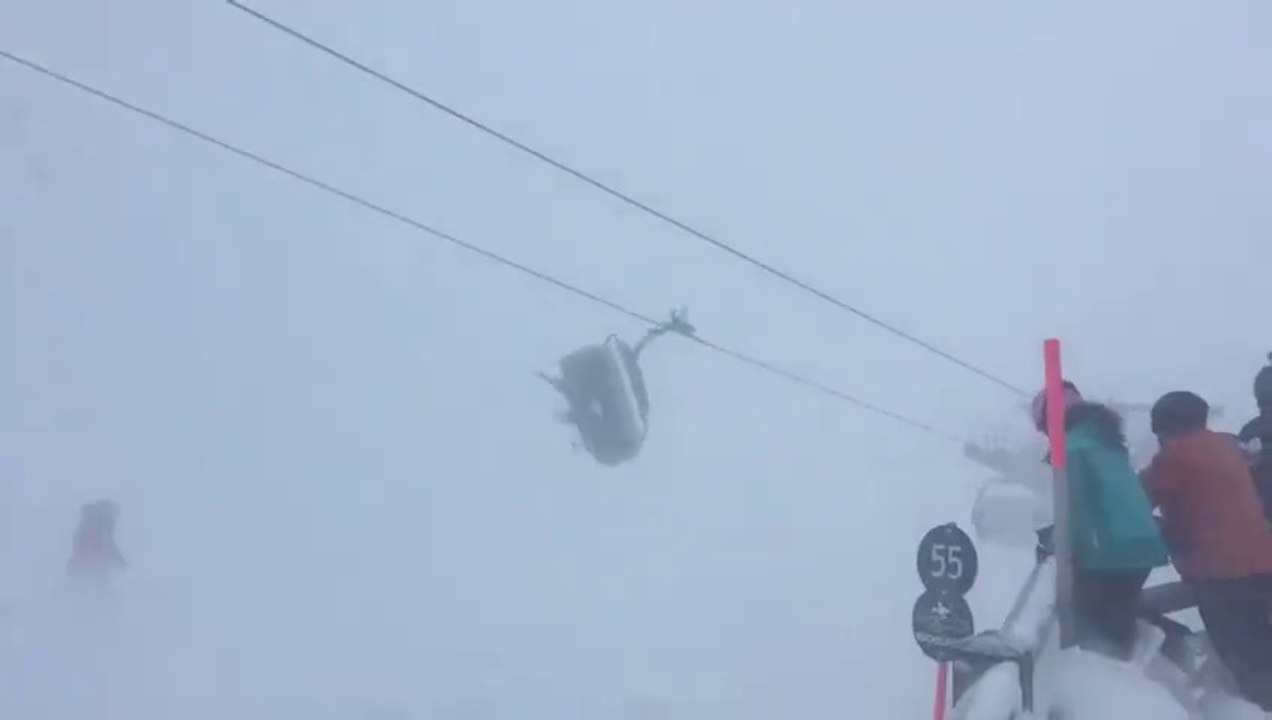 Des télésièges qui se balancent à cause des vents violents en Autriche