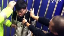 Un chinois se coince la tête dans les barreau de sa cellule