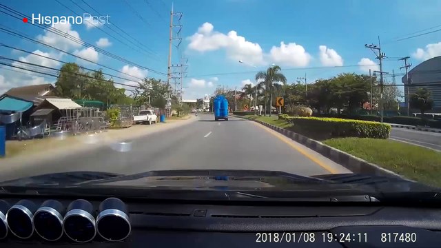Ató mal su cargamento de tanques de agua y perdió parte de él en el camino