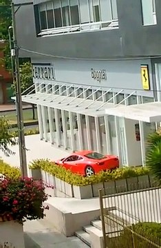 Garer une Ferrari... Grosse pression pour le conducteur