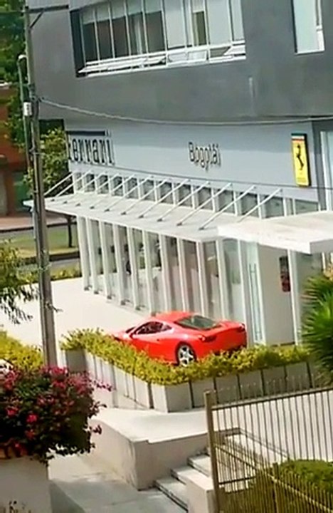 Garer une Ferrari... Grosse pression pour le conducteur