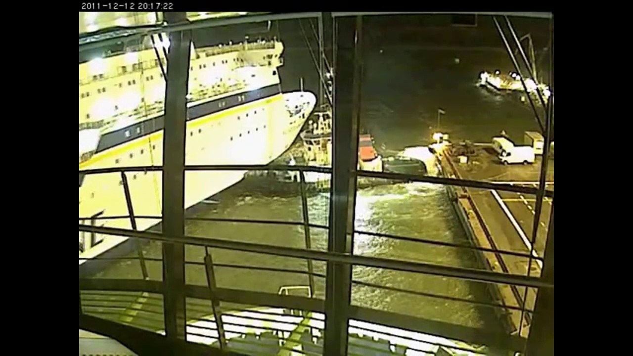 Ce bateau remorqueur vient sauver ce navire de croisière sur le point de s'échouer.