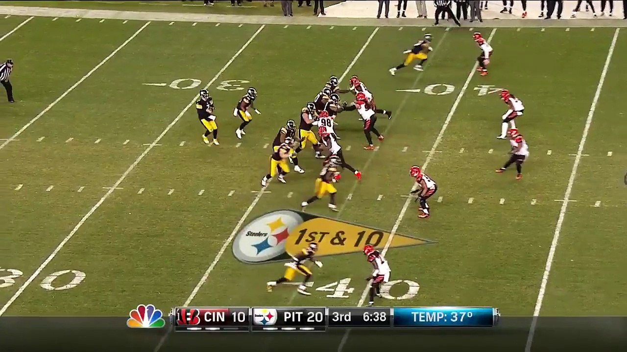 2014 - Pittsburgh Steelers running back Le'Veon Bell suffers leg injury