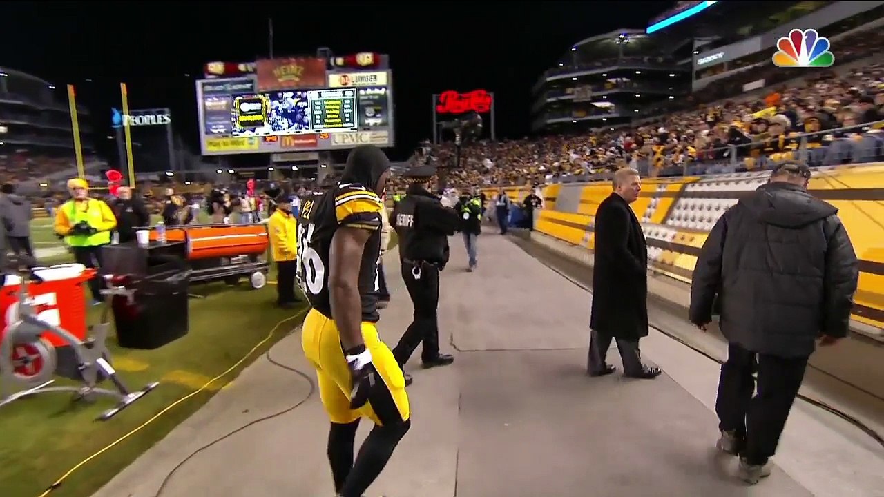 2014 - Pittsburgh Steelers running back Le'Veon Bell watches replay of injury