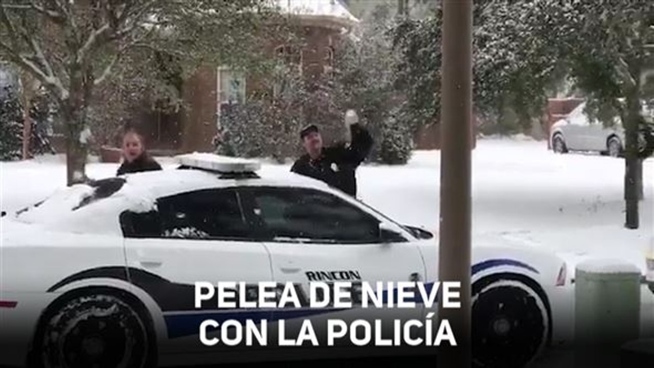 Guerra de nieve con la policía