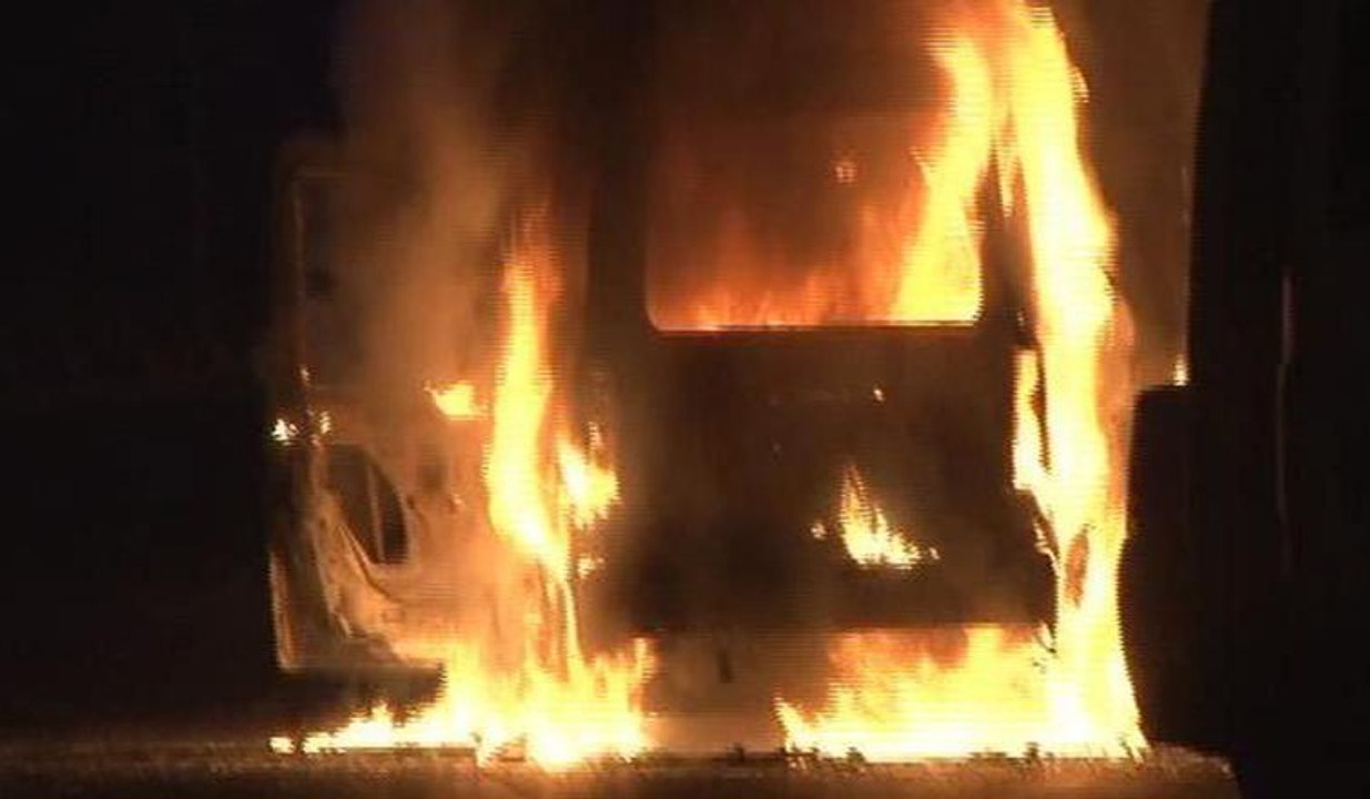 Beyoğlu'nda seyir halindeki bir polis aracı yandı