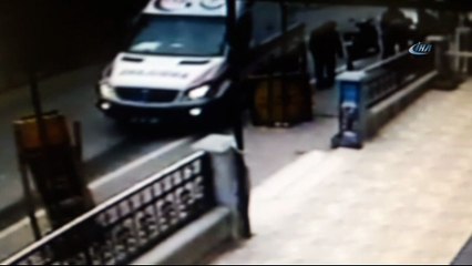 Motosiklet sürücüsünün engelli gence çarpma anı kamerada