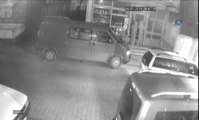 Güvenlik Görevlisini Bıçakla Kovalayan Hırsızlar Kamerada