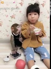 Monkey Xin snatched the Ann's food, and I criticized it, but Ann cried