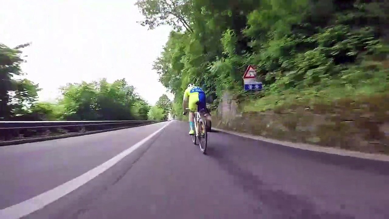 Ce cycliste fait la course avec une moto dans une descente incroyable