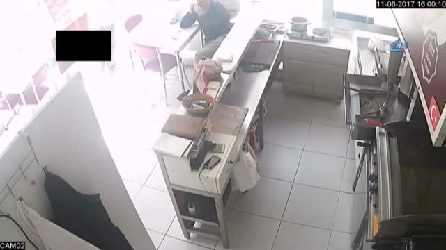 Önce Yemek Yedi Sonra Cep Telefonunu Böyle Çaldı