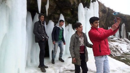 Ağrı’da donan şelale Pamukkale travertenlerini andırıyor