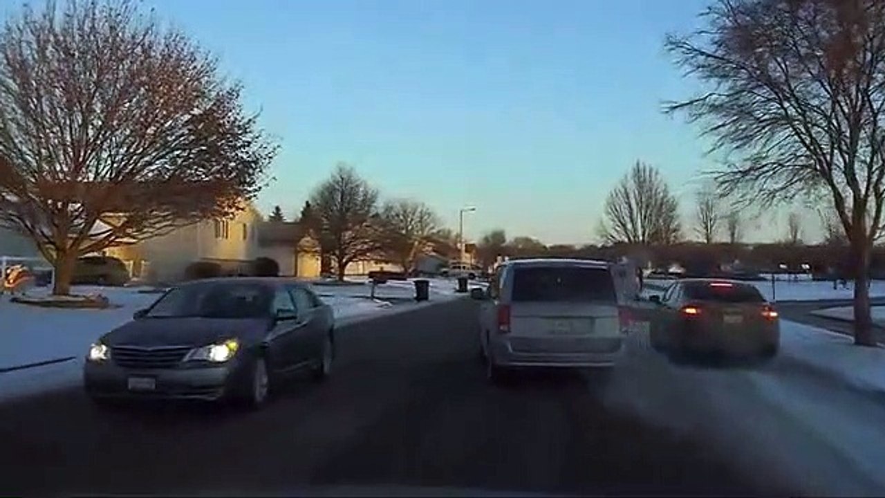 Un policier arrête une voiture pour une raison inattendu !
