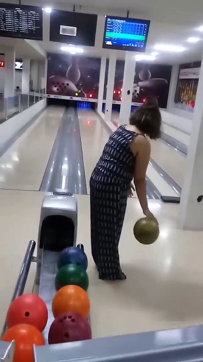 Une femme joue pour la première fois au bowling et elle fait des dégâts !