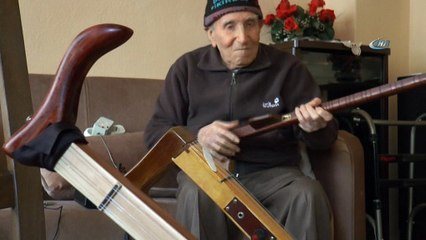 Tek dayanağı olan bastonu bağlaması oldu