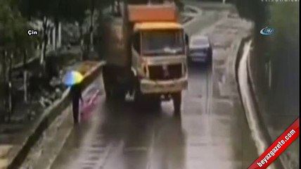 Kamyon kasası yaya çarptı