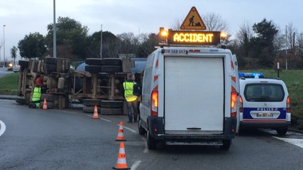 Un camion se renverse au rond-point de Tohannic