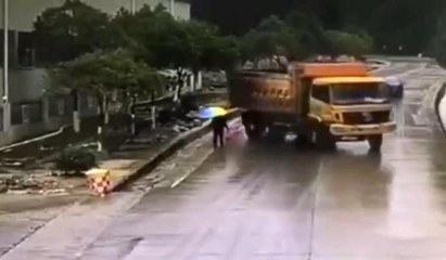 Kontrolden çıkan kamyon kasasıyla yayaya çarptı