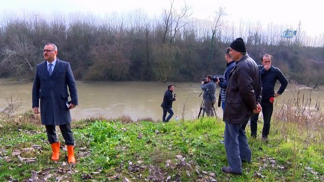 Sakarya Nehri’ne akan kimyasal atık nehri siyaha bürüdü