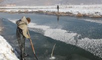 Yüksekova'da eskimo usülü balık avı