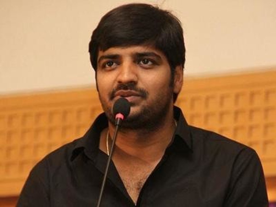 த்விட்டேர் போரில் சதீஷும் இயக்குனர் சி.எஸ்.  அமுதனும்